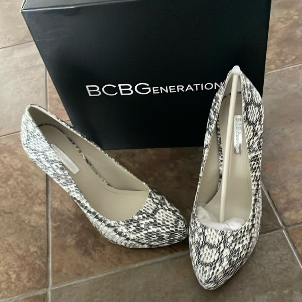 BCBG NIB SNAKE SKIN PLATFORM HEELS